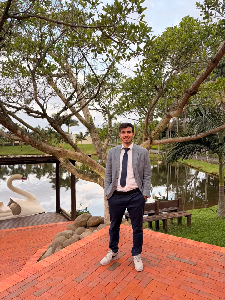 Felipe Candinho, da FC Marketing, em um jardim junto ao lago