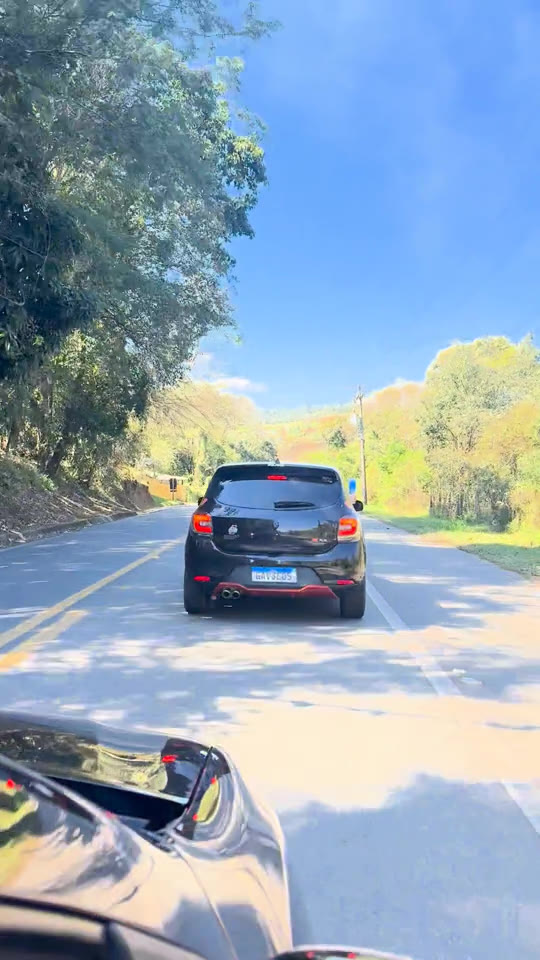 Carro do encontro RS Troupe em uma estrada cercada de árvores